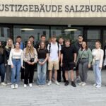 Schülergruppe vor Justizgebäude Salzburg